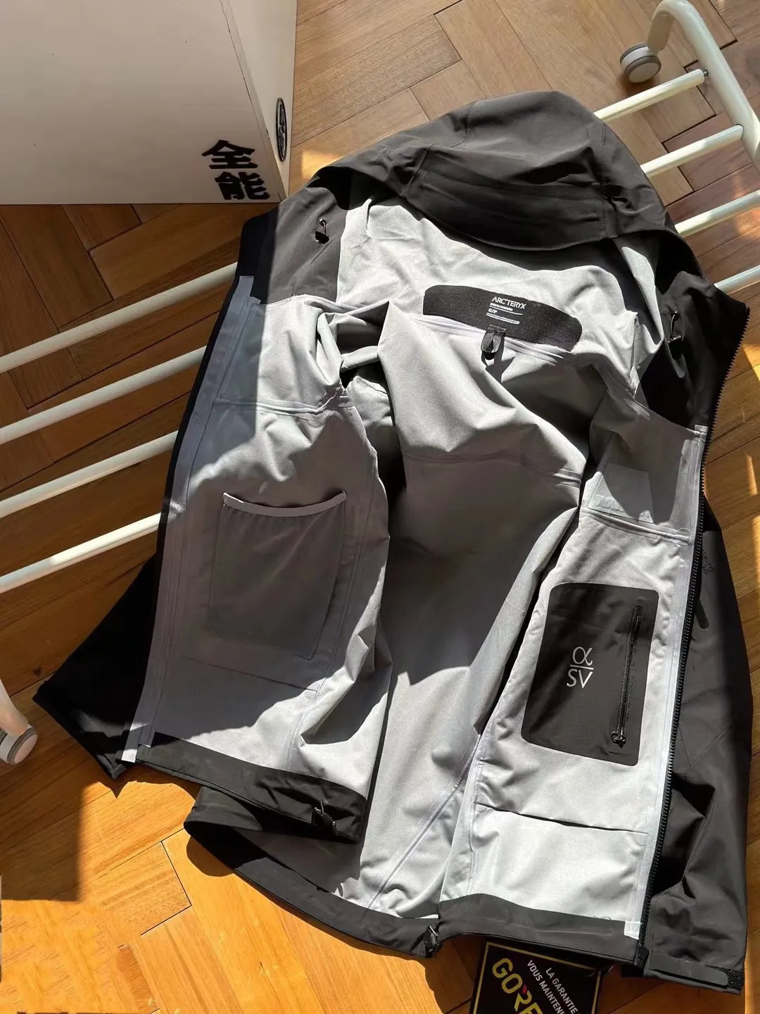 ALPHA sv ｜ ， 。 ， ， ， 。 alpha sv ， ， ， ， 。 6 ，gtx ， ， 。 sv Series～ ， 。 ARC'TERYX Alpha SV/VR 24k GTX ️ ， ，Quality ， ， ， ， ！ ， Versatile ， 3D ，Tri-Durance ， NM 00d-X 3LGORE-TEX Pro ISO 90(ISO 4) Breathable ， Breathable， 。 ，Water Tight RS 。Alpha SV ， Storm Hood ， ， 。 ，VISLON ， Velcro ， Zip-in， Classic ， ， Aplha Series ， ， ！ Color： Gold Size：S M L XL XXL XXXL（ Size） Size 175 120 s S ： 116 66 64 51 M ： 120 67 66 52 L： 124 68 68 53 XL： 128 69 70 54 XXL： 132 70 72 55 3XL： 136 71 73 56